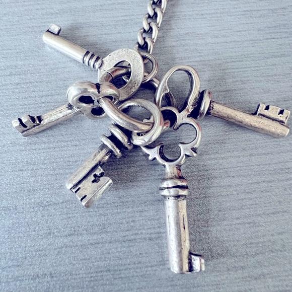 SILVER NECKLACE - with keys and locks pendants on a links chain - Picture 2 of 6